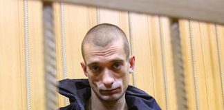 Издевался, бил ногами и лишил пальца: соратница художника Петра Павленского о перенесенном насилии