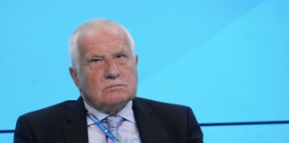 Бывшего президента Чехии оштрафовали за маску на подбородке
