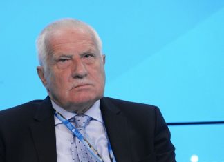 Бывшего президента Чехии оштрафовали за маску на подбородке