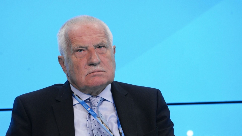 Бывшего президента Чехии оштрафовали за маску на подбородке
