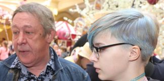 «Я редко видела отца после развода»: небинарная дочь Ефремова сделала признание
