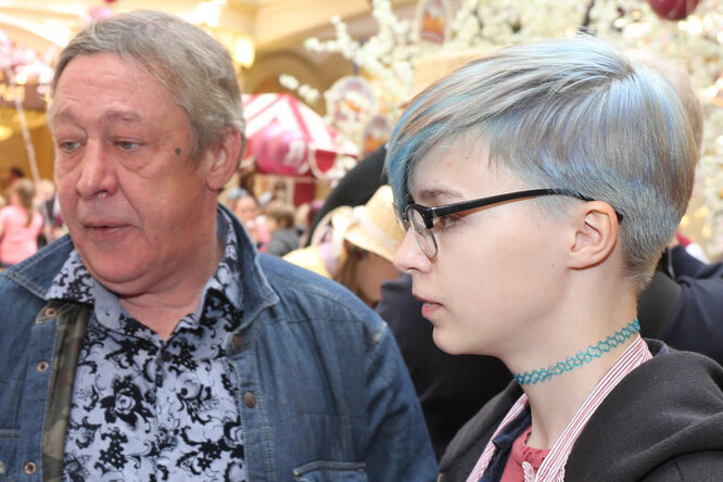 &laquo;Я редко видела отца после развода&raquo;: небинарная дочь Ефремова сделала признание