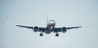 На жилой район в Колорадо упали части двигателя Boeing 777