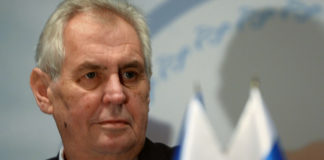 Президент Чехии попросил Путина о поставках вакцины «Спутник V»