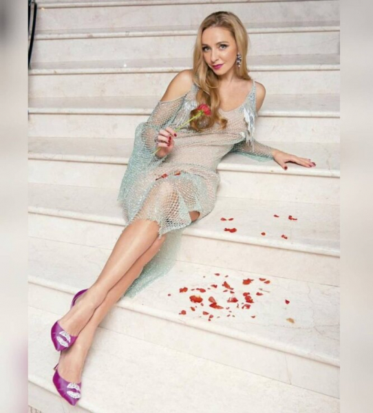 «Сильная женщина, взгляд – огонь!»: Татьяна Навка показала себя юной брюнеткой