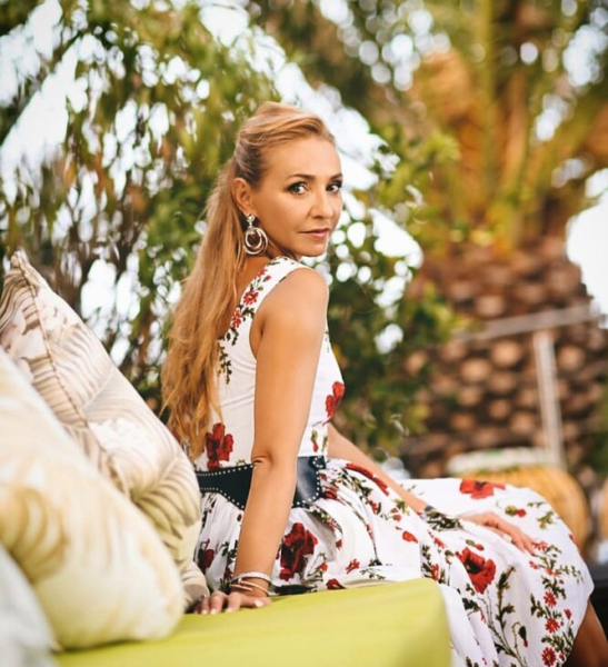«Сильная женщина, взгляд – огонь!»: Татьяна Навка показала себя юной брюнеткой