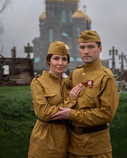 &laquo;Колечки и&nbsp;маникюр не&nbsp;сняла!&raquo;: Макеева с&nbsp;женихом в&nbsp;военной форме удивили фанатов