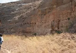 На Мадагаскаре нашли загадочную архитектурную конструкцию, высеченную в скале