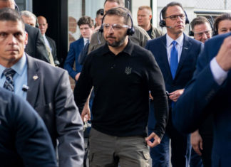 Зеленский попросил больше снарядов после посещения завода в США