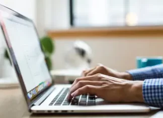 Офисные работники в Индии гибнут из-за чрезмерной нагрузки