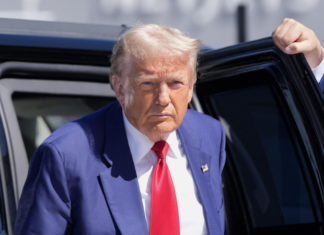 Опрос показал преимущество Трампа в двух колеблющихся штатах