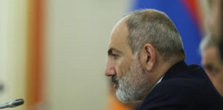 Премьер Армении Пашинян прокатился на велосипеде по центру Москвы (видео)