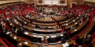 Правительство Франции отправили в отставку, этого же ждут от Макрона