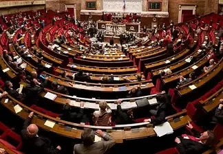 Правительство Франции отправили в отставку, этого же ждут от Макрона