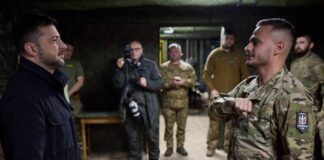 Зеленский наградил эсэсовцев и пожал им руки