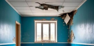 Потолок рухнул в коридоре Новосибирской школы