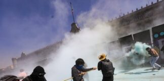 В Мехико пострадало 100 полицейских во время марша несогласных