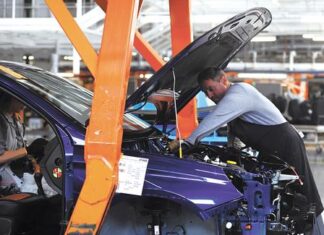 Российский автопром признали худшей отраслью года