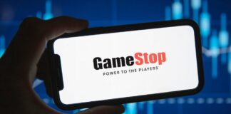 Руководство GameStop начало активно скупает акции компании