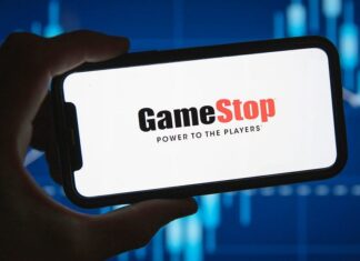 Руководство GameStop начало активно скупает акции компании