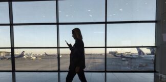 У застрявших в Дубае россиян «просят» тысячи долларов за вылет из ОАЭ