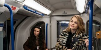9 упражнений с бумажными тарелками для тренировок дома